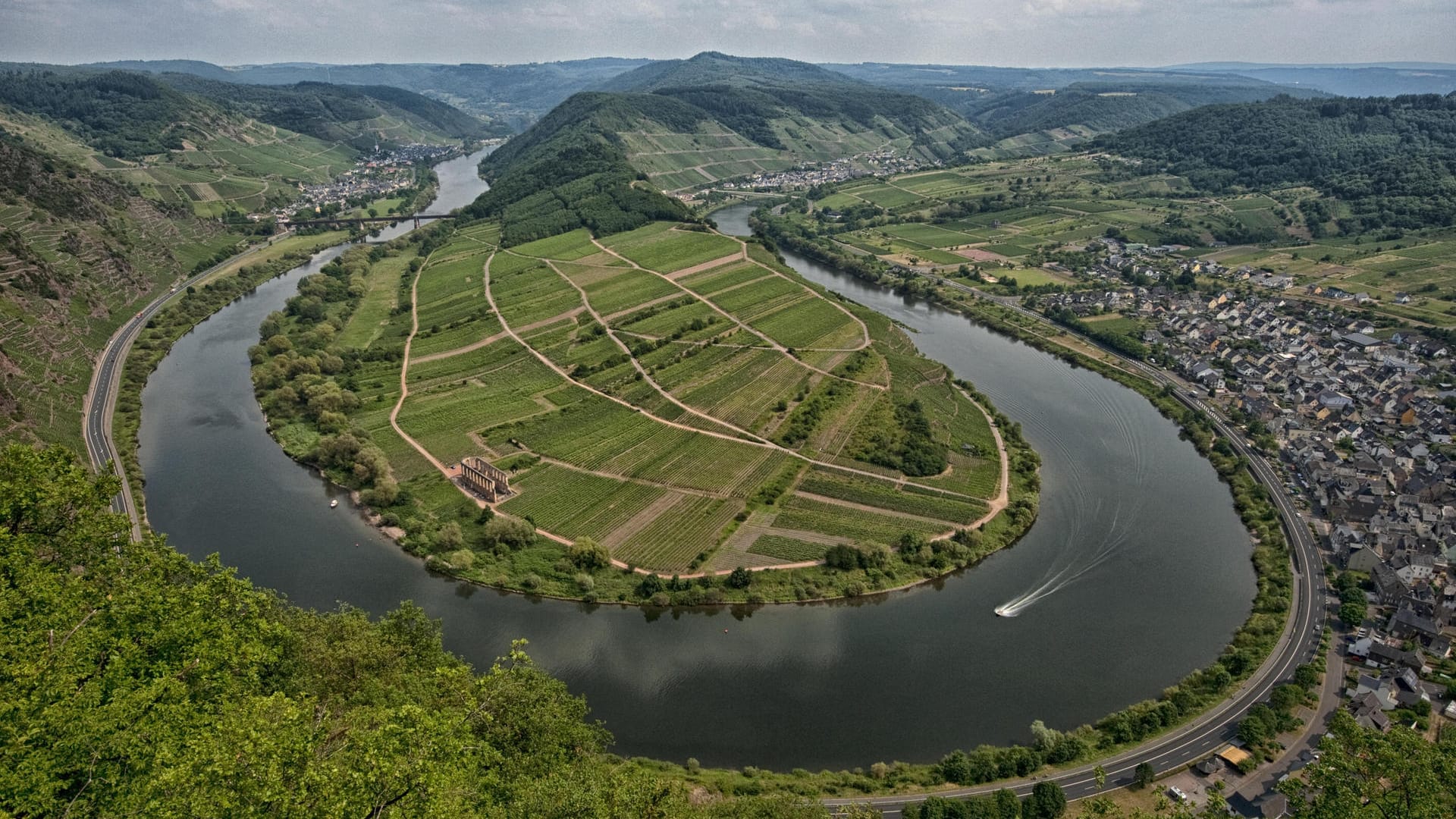 Blick in das tiefe Moseltal mit der engsten Schleife der Mosel. Rechts im Bild, die Ortschaft Bremm.