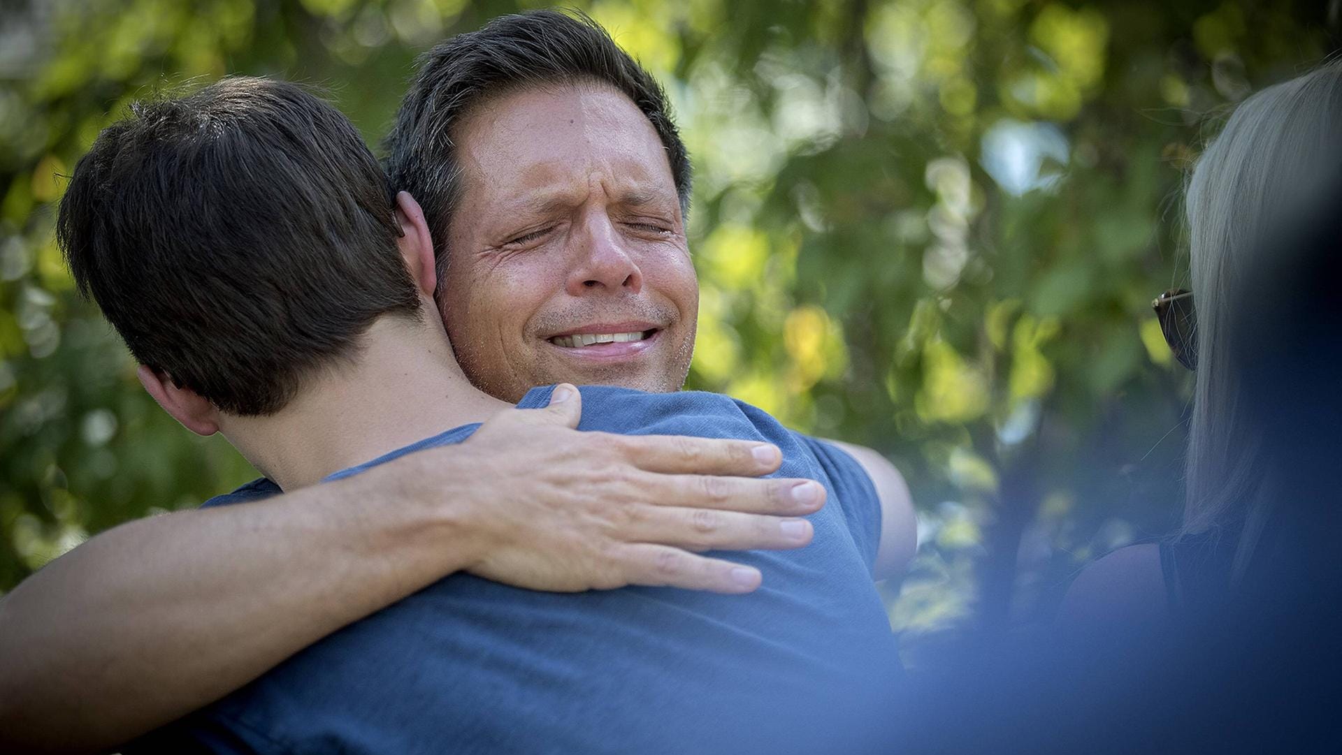 Nachdem seine Frau erschossen wurde, trauert Don Damond mit Familie und Freunden um Justine Damond. Nachdem seine Frau erschossen wurde, trauert Don Damond mit Familie und Freunden um Justine Damond.