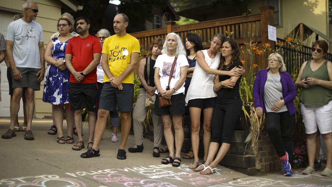 Nach dem Tod von Justine Ruszczyk, kamen Nachbarn zusammen, um der Australierin zu gedenken und gegen die Polizei zu demonstrieren.