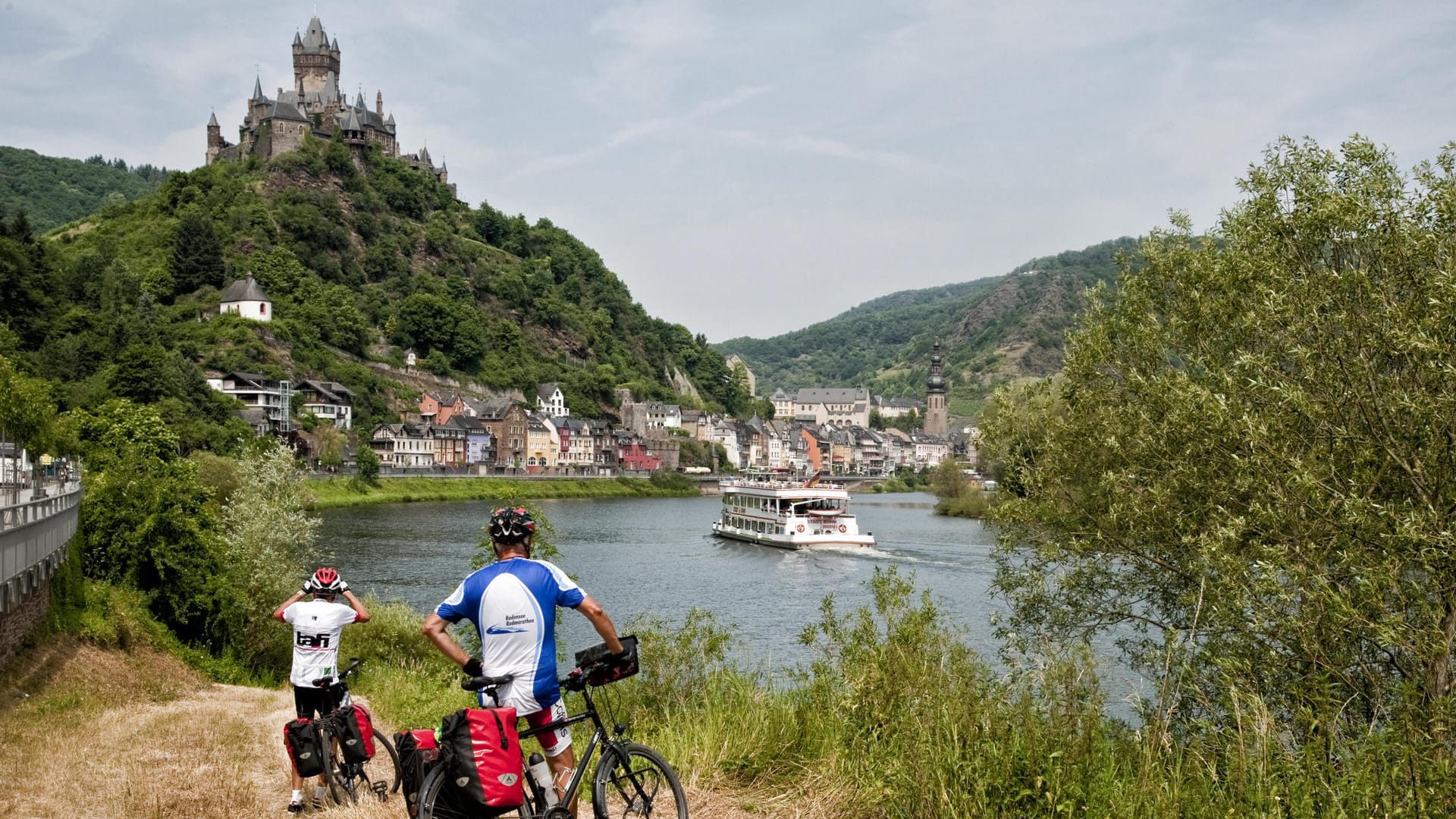 Blick auf das wunderschön gelegene Cochem samt der hochgelegenen Reichsburg.