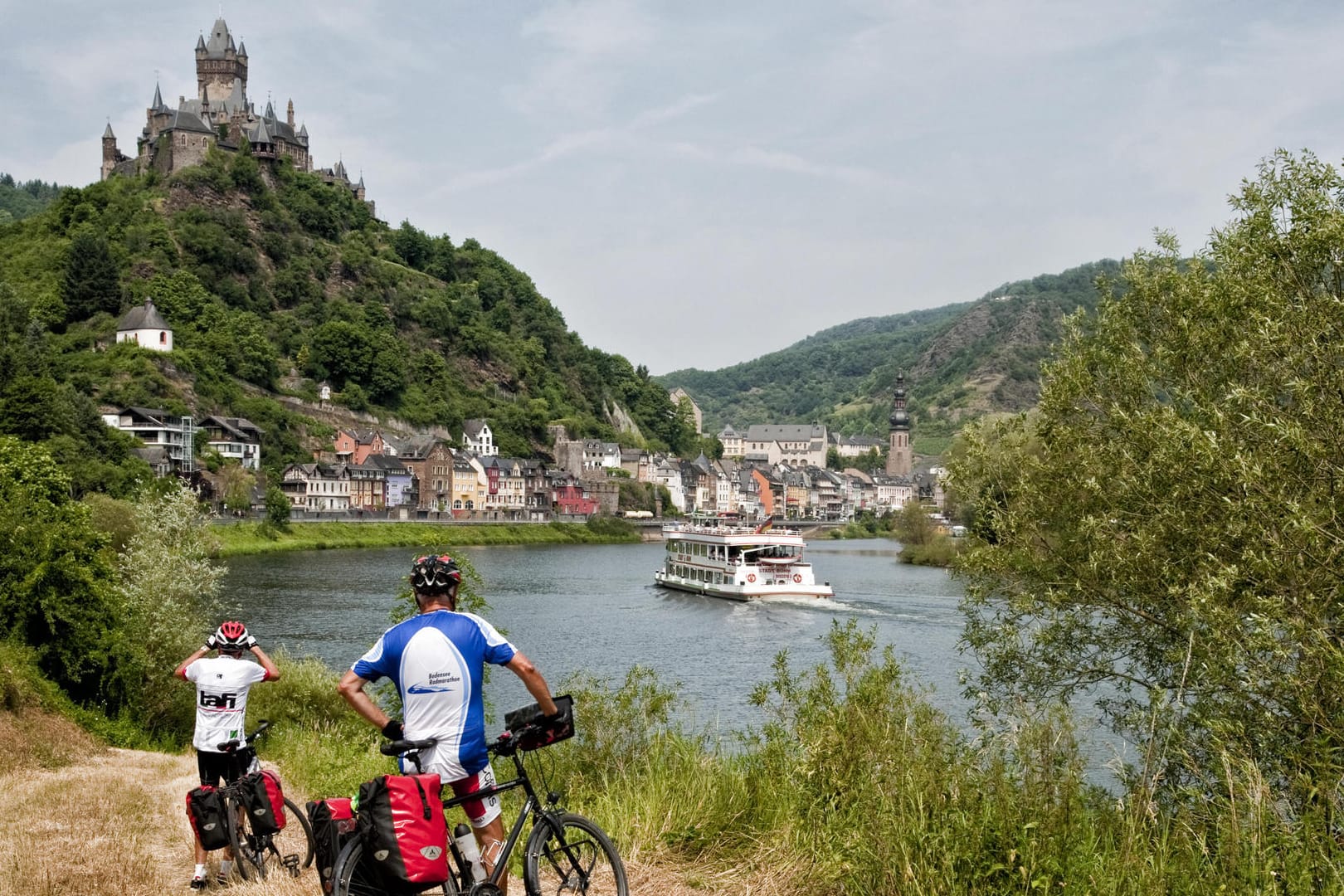 Blick auf das wunderschön gelegene Cochem samt der hochgelegenen Reichsburg.