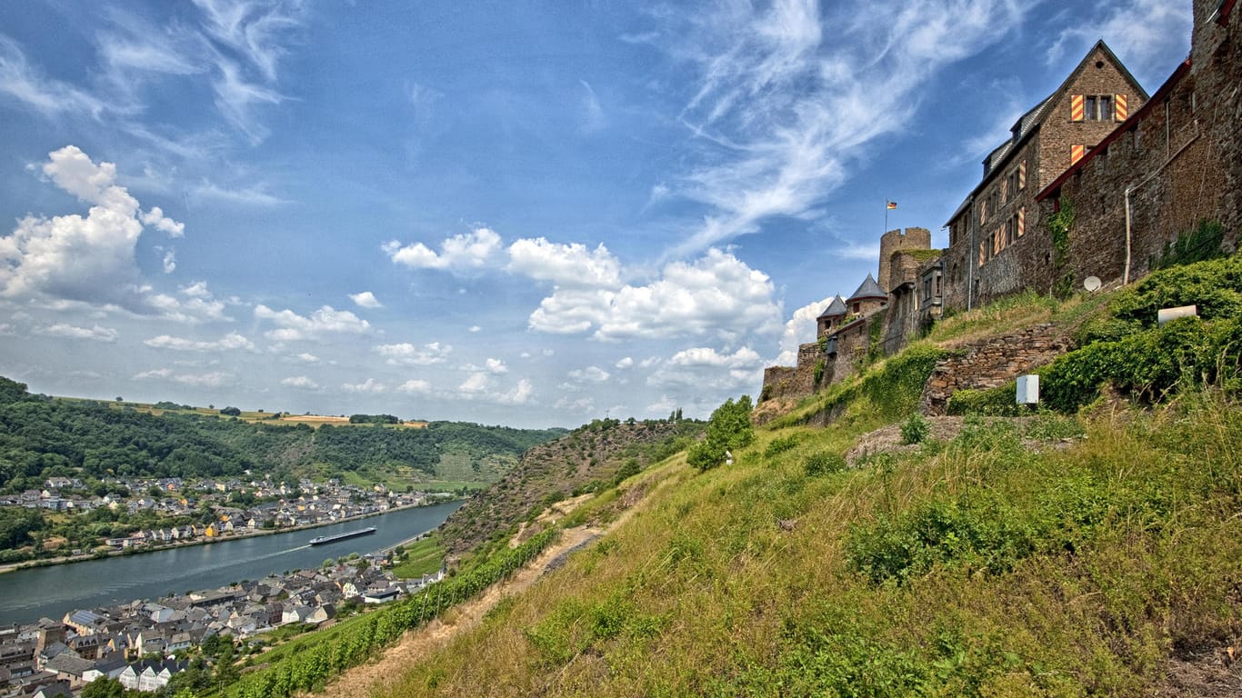 Blick von Burg Thurant am Alkener Burgberg auf Alken und Mosel.