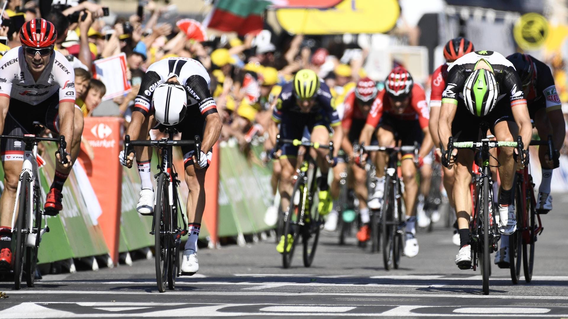 John Degenkolb (l.) lag im Zielsprint ganz knapp hinter Michael Matthews (M.).