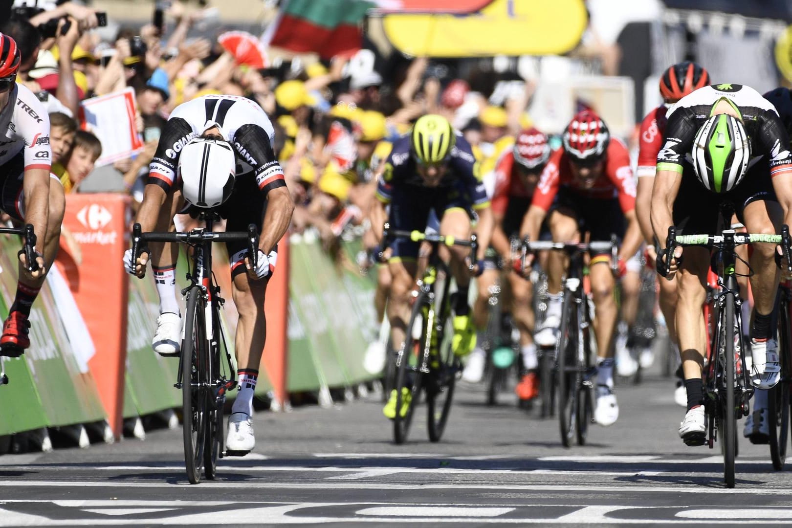 John Degenkolb (l.) lag im Zielsprint ganz knapp hinter Michael Matthews (M.).