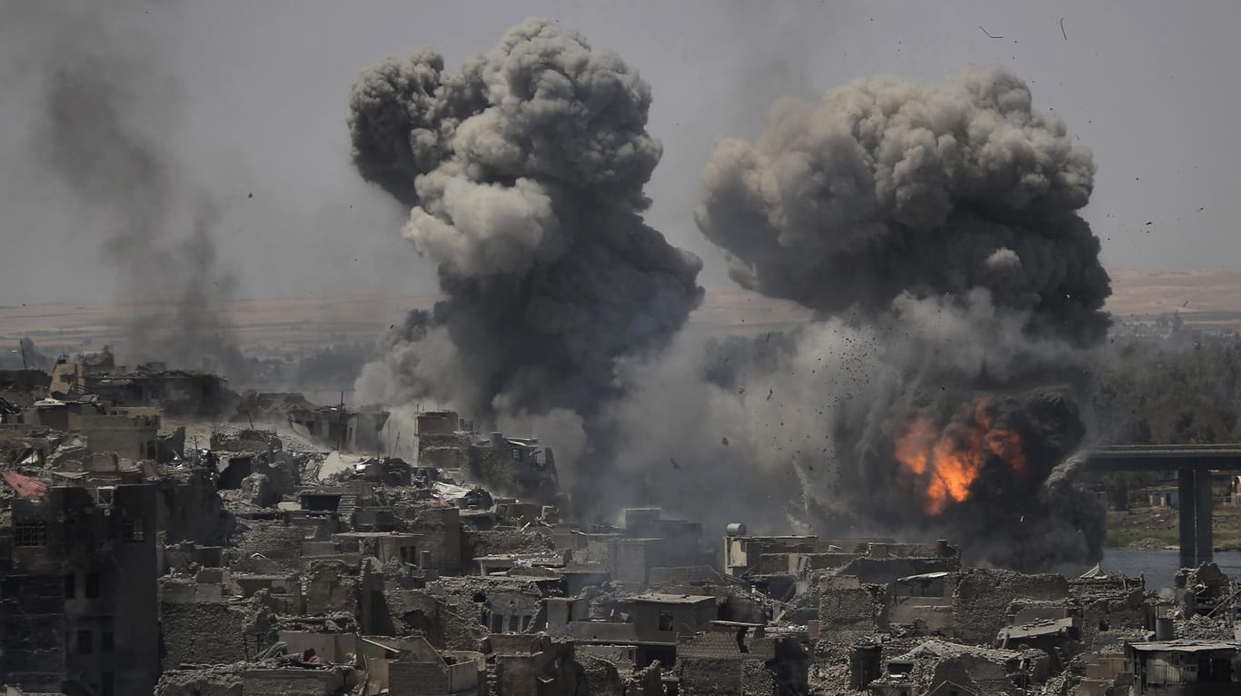 Rauch und Explosionen nach heftigen Luftangriffen in Mossul.