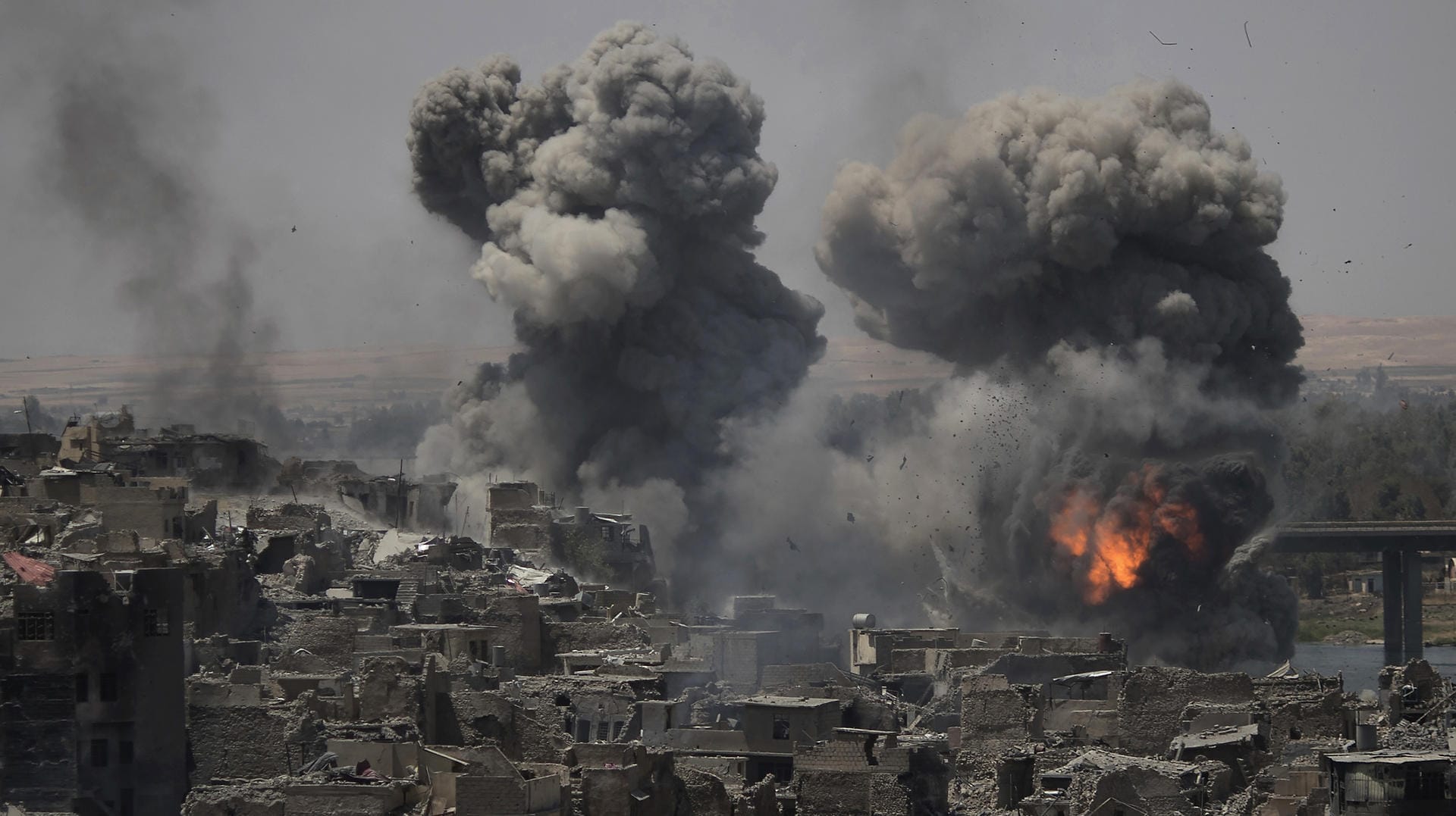 Rauch und Explosionen nach heftigen Luftangriffen in Mossul.