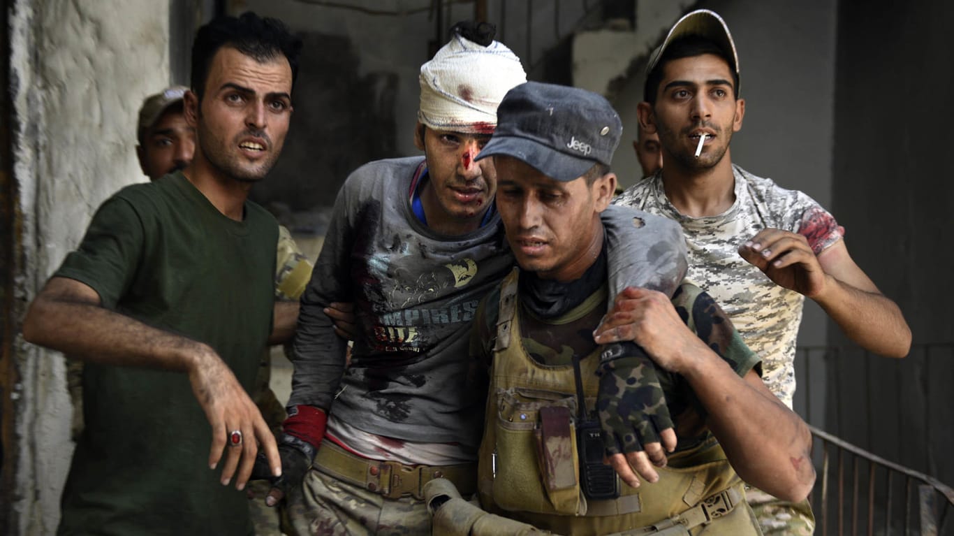 Helfer bringen einen irakischen Soldaten bei den Kämpfen in Mossul in Sicherheit.