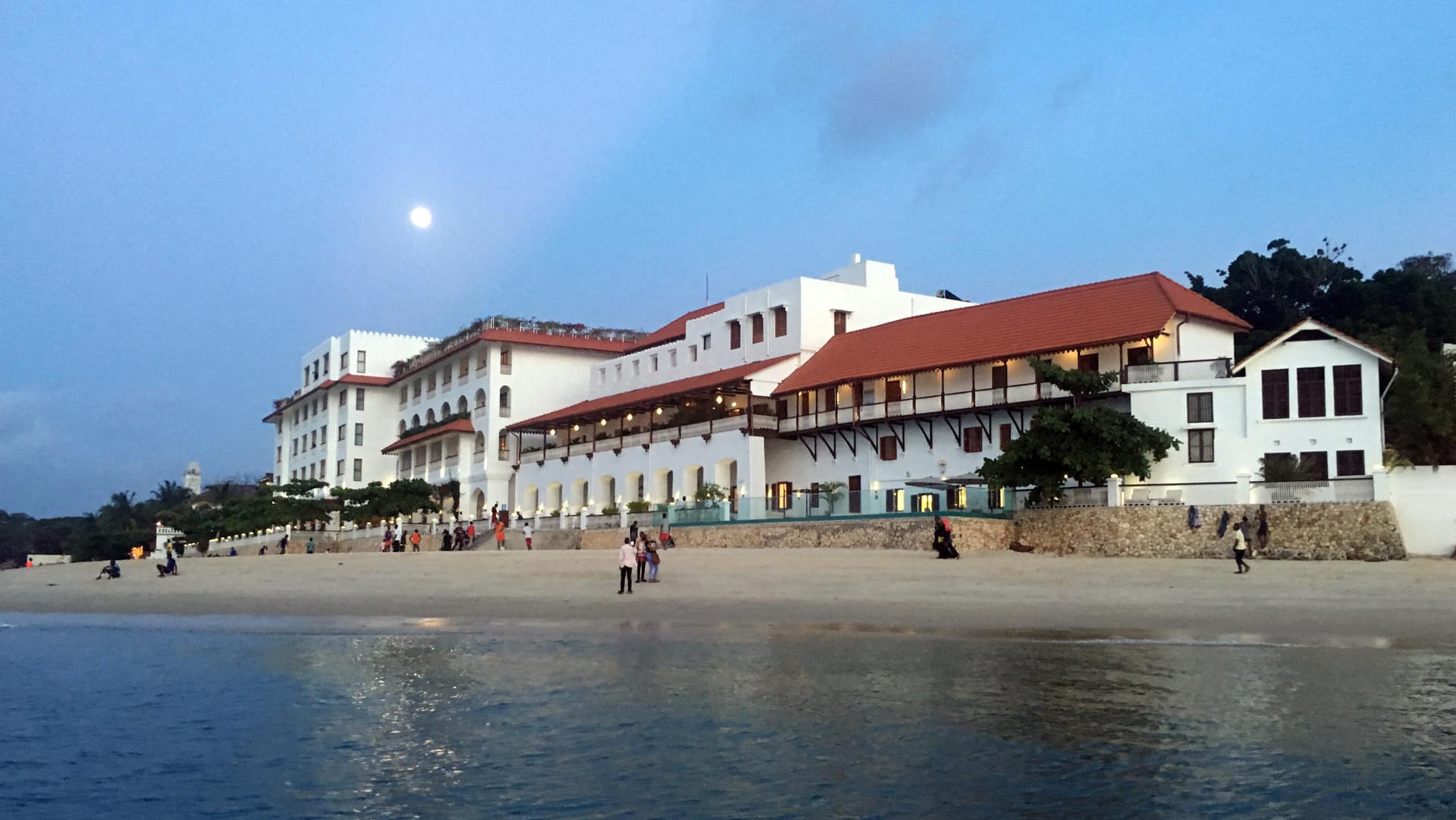 Das «Hyatt»-Hotel am Rand der Altstadt fügt sich architektonisch nicht wirklich in das Ensemble von Stone Town ein – das beklagten auch bereits die Unesco-Prüfer.