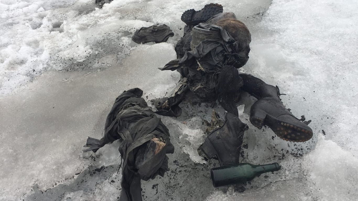 Verwitterte Kleider, Bergschuhe und andere Gegenstände die zusammen mit zwei Leichen gefunden worden sind.