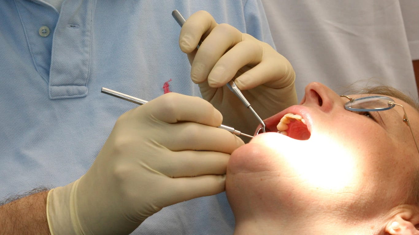 Patientin in einem Behandlungszimmer beim Zahnarzt (Symbolbild).