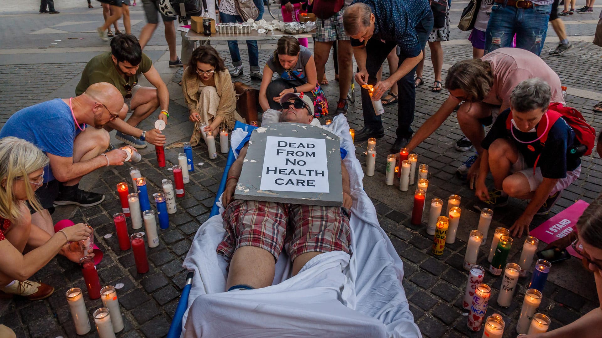 Demonstranten protestieren gegen die "TrumpCare" genannte Reform der Gesundheitsversorgung in den USA.