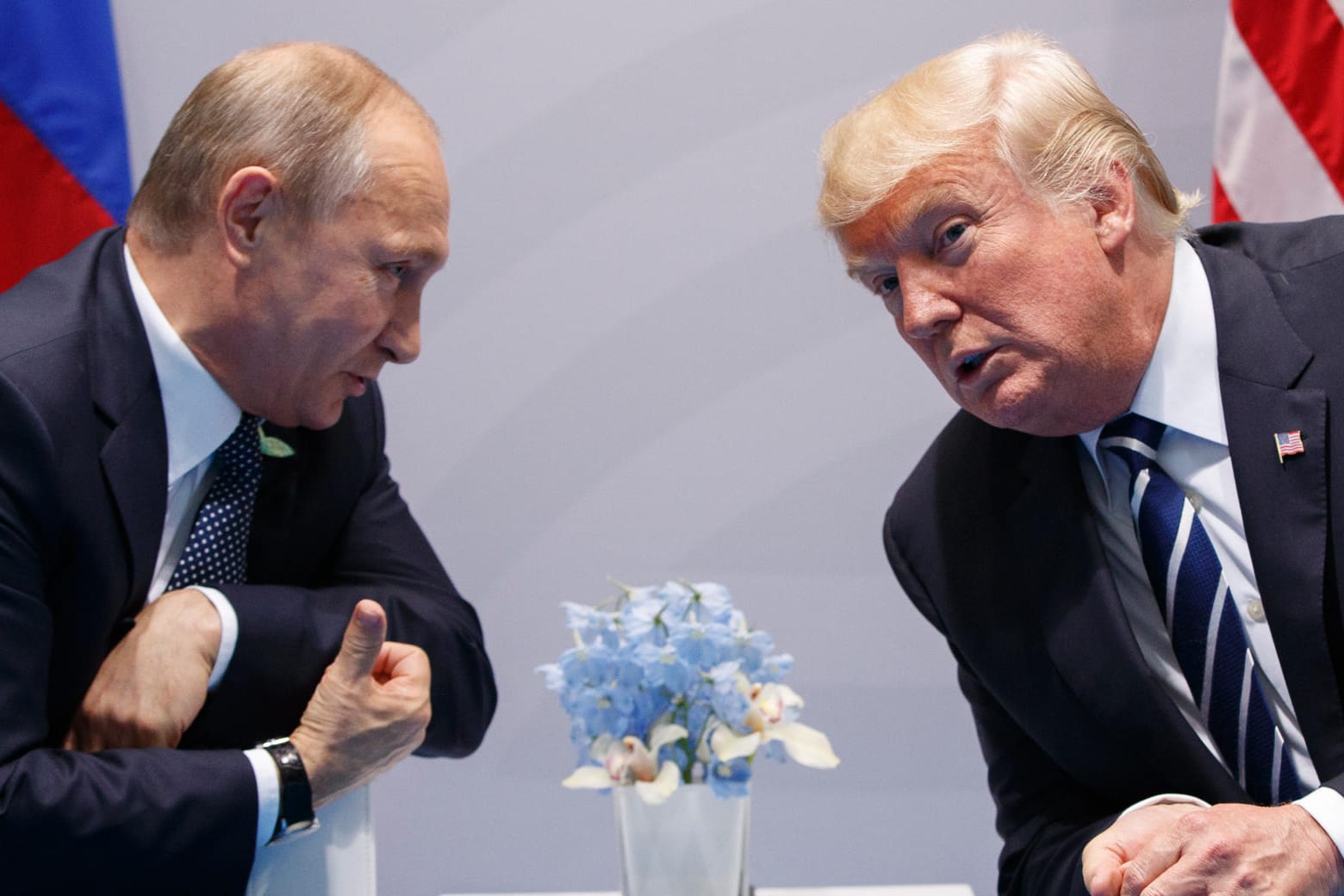 Beim G20-Gipfel in Hamburg trafen sich Wladimir Putin und Donald Trump zunächst bei einem zweistündigen, offiziellen Gespräch.