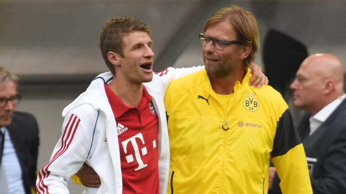 Thomas Müller und der frühere BVB-Trainer Jürgen Klopp verstehen sich. Hier scherzen sie beim Supercup-Finale 2014.