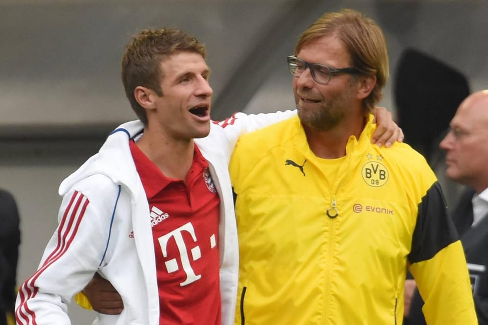 Thomas Müller und der frühere BVB-Trainer Jürgen Klopp verstehen sich. Hier scherzen sie beim Supercup-Finale 2014.