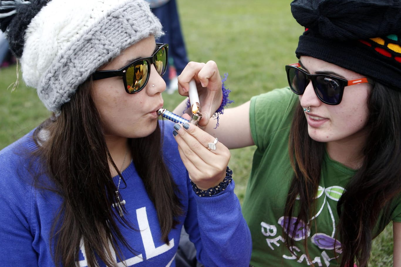 Zwei junge Frauen kiffen nach dem Beschluss der Legalisierung von Marihuana in einem Park in Montevideo.