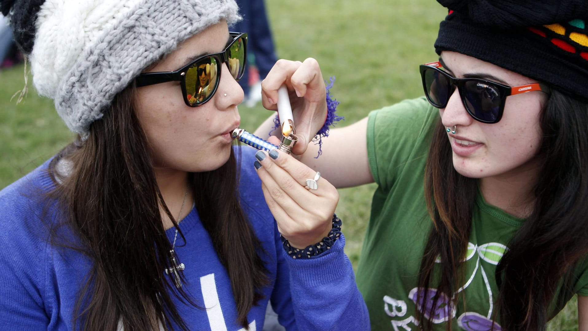 Zwei junge Frauen kiffen nach dem Beschluss der Legalisierung von Marihuana in einem Park in Montevideo.