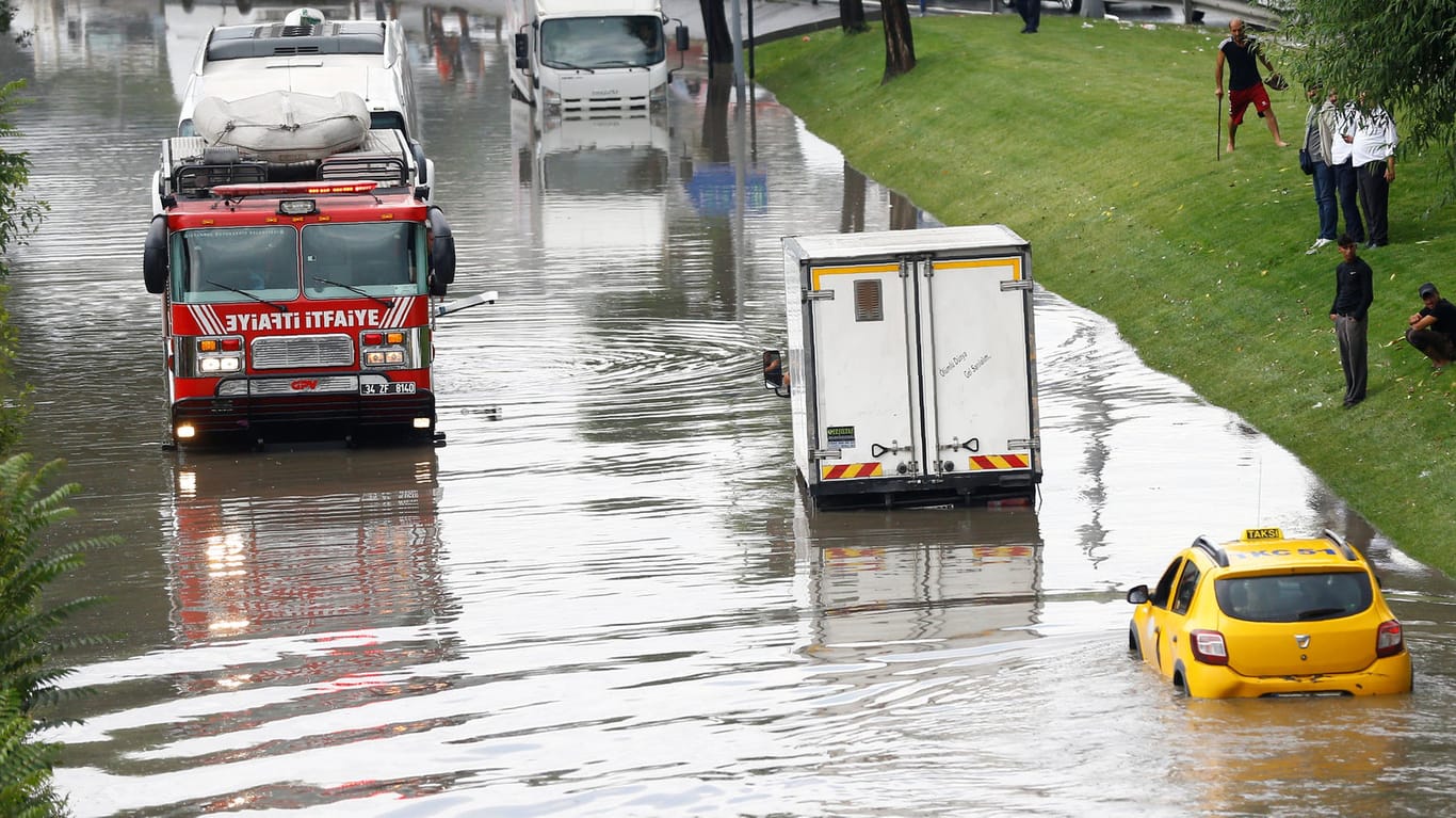Sturzbachartige Regenfälle haben in Istanbul am Dienstag zu Überschwemmungen und einem Verkehrschaos geführt.