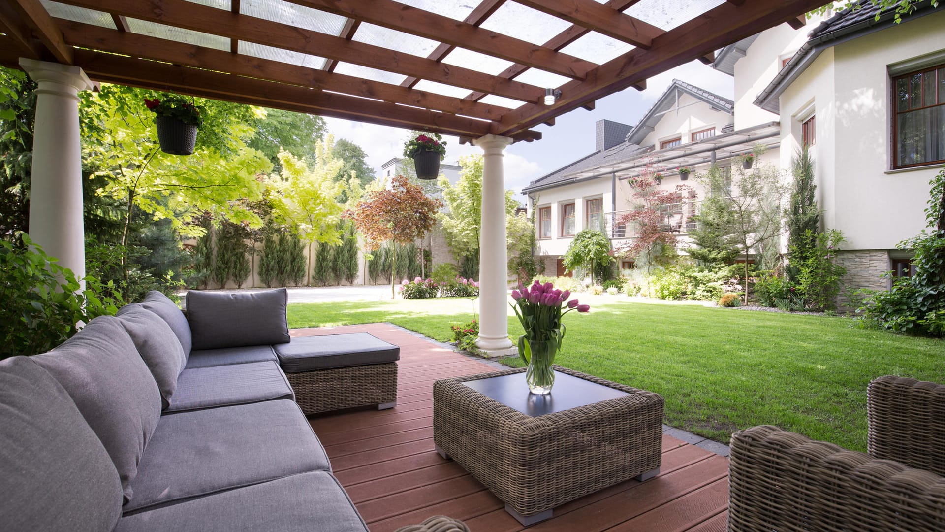 Ein Garten mit überdachter Terrasse: Eine Pergola können Sie einfach, aber auch in der Luxusvariante montieren. (Symolbild)