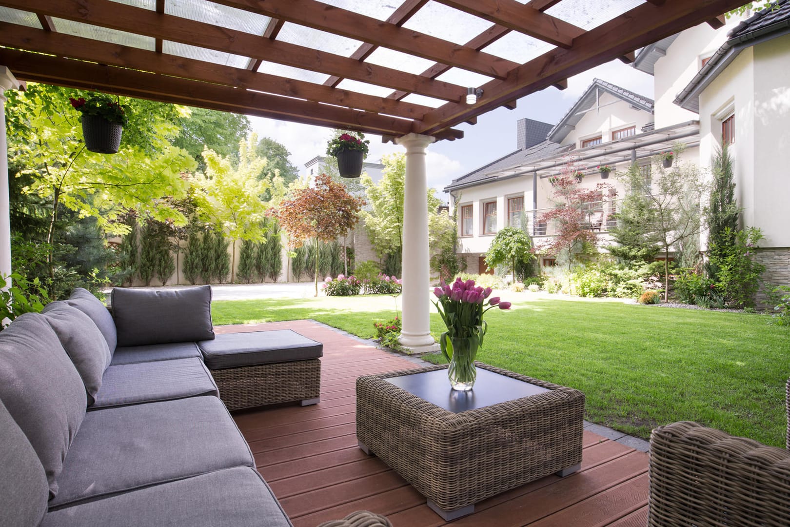 Ein Garten mit überdachter Terrasse: Eine Pergola können Sie einfach, aber auch in der Luxusvariante montieren. (Symolbild)