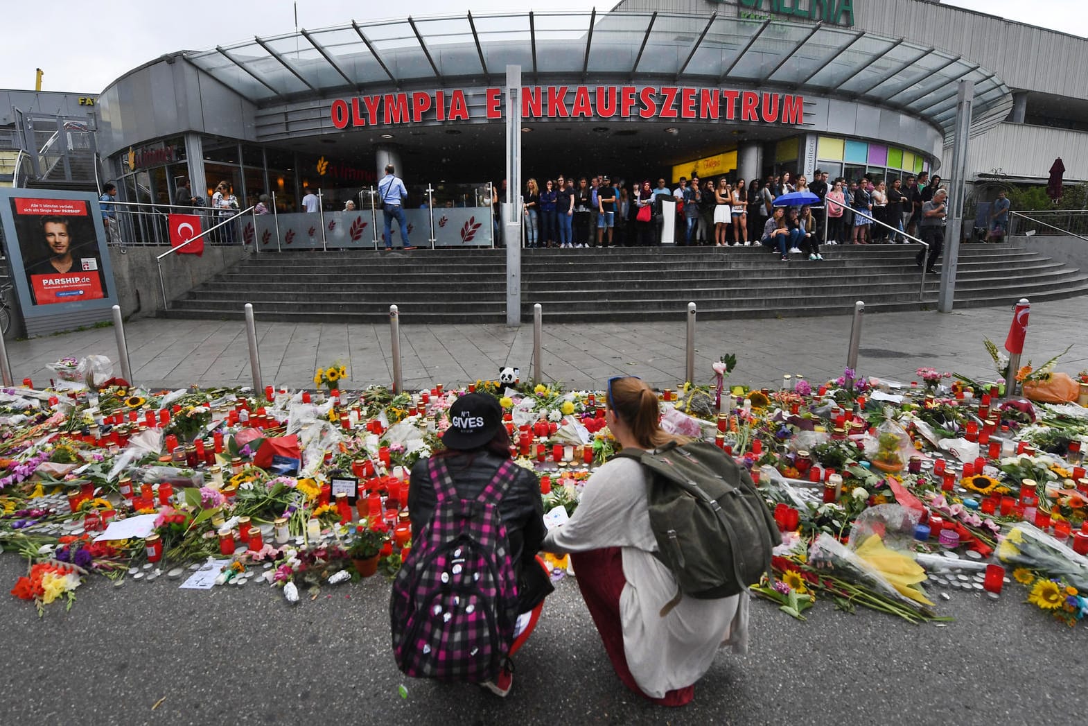 Am 22. Juli tötete David S. in München neun Menschen und sich selbst. Blumen und Kerzen vor dem Haupteingang des Olympia-Einkaufszentrums drei Tage nach dem Amoklauf erinnerten an die Tat. (Archiv)