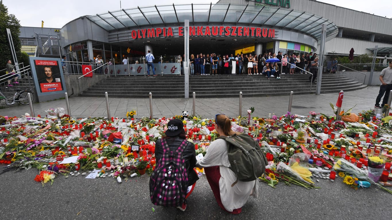 Am 22. Juli tötete David S. in München neun Menschen und sich selbst. Blumen und Kerzen vor dem Haupteingang des Olympia-Einkaufszentrums drei Tage nach dem Amoklauf erinnerten an die Tat. (Archiv)