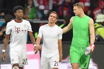 David Alaba, Philipp Lahm und Torwart Manuel Neuer, hier nach dem Spiel gegen Bayer Leverkusen.