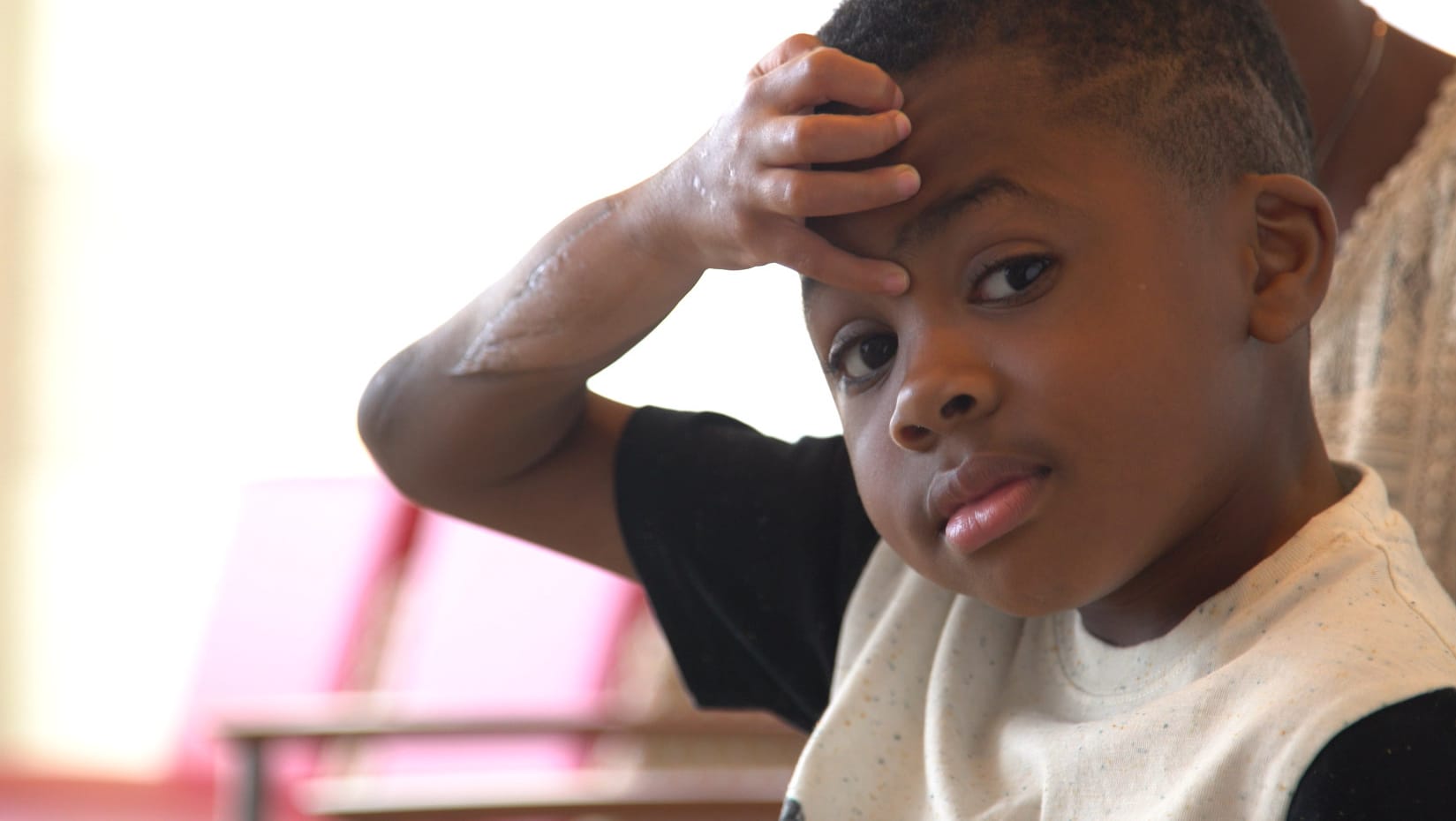 Der kleine Zion Harvey aus den USA kann nun selbständig schreiben, essen und sich anziehen. Der kleine Zion Harvey aus den USA kann nun selbständig schreiben, essen und sich anziehen.