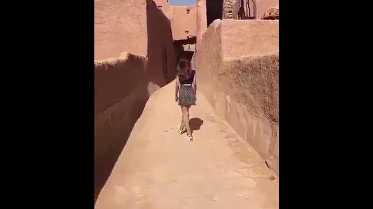 In dem Video-Clip ist die junge Frau zu sehen, wie sie im kurzen Rock durch ein saudi-arabisches Baudenkmal läuft. In dem Video-Clip ist die junge Frau zu sehen, wie sie im kurzen Rock durch ein saudi-arabisches Baudenkmal läuft.