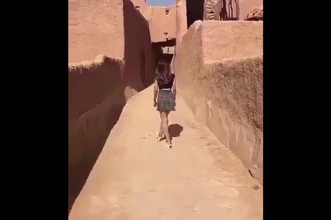 In dem Video-Clip ist die junge Frau zu sehen, wie sie im kurzen Rock durch ein saudi-arabisches Baudenkmal läuft.