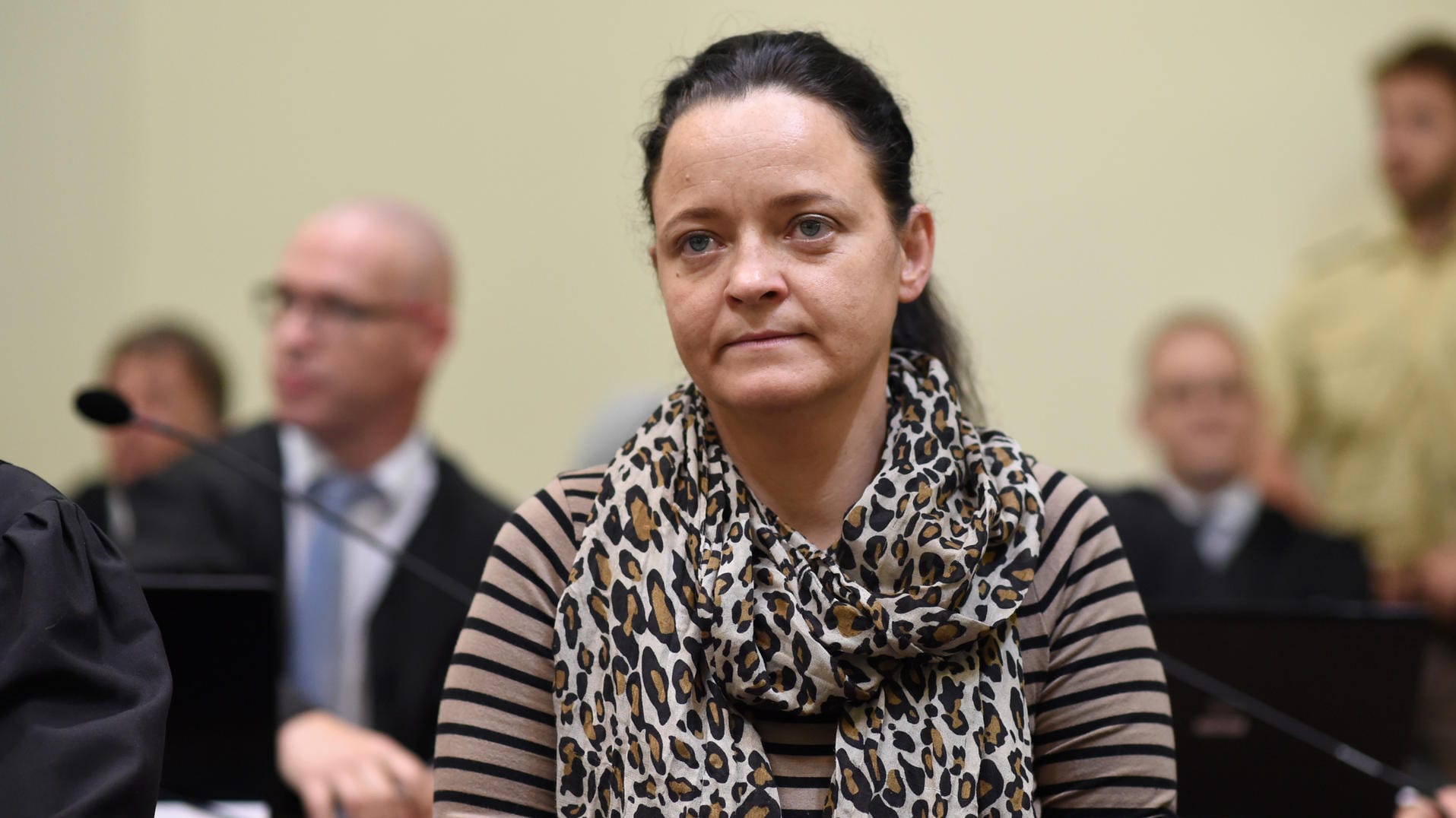 Der Hauptangeklagten Beate Zschäpe wird Mittäterschaft an sämtlichen Verbrechen der rechtsextremistischen Terrorzelle "Nationalsozialistischer Untergrund" vorgeworfen. Der Hauptangeklagten Beate Zschäpe wird Mittäterschaft an sämtlichen Verbrechen der rechtsextremistischen Terrorzelle "Nationalsozialistischer Untergrund" vorgeworfen.