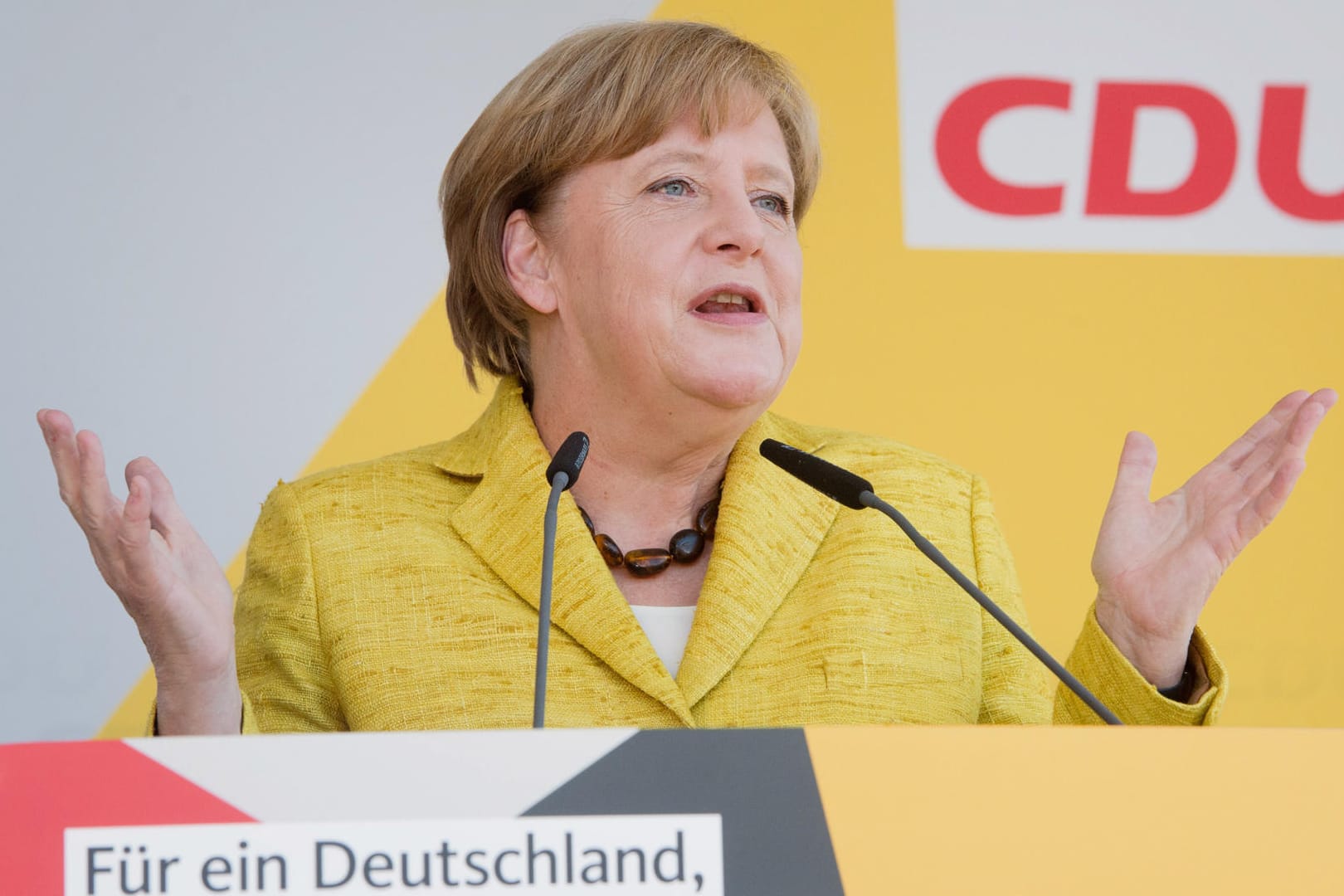 Bundeskanzlerin Angela Merkel (CDU) symbolisch in Gelb. Wenn am Sonntag Bundestagswahl wäre, könnte die Kanzlerin gemeinsam mit der FDP auf eine Regierungsmehrheit hoffen.