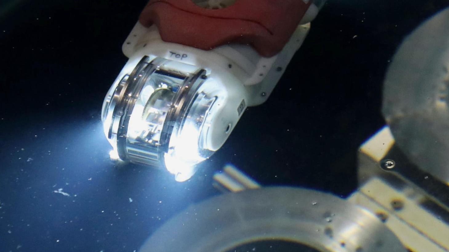 Ein Roboter soll in der Atomruine Fukushima nach geschmolzenem Brennstoff in einem der zerstörten Reaktoren suchen. Ein Roboter soll in der Atomruine Fukushima nach geschmolzenem Brennstoff in einem der zerstörten Reaktoren suchen.