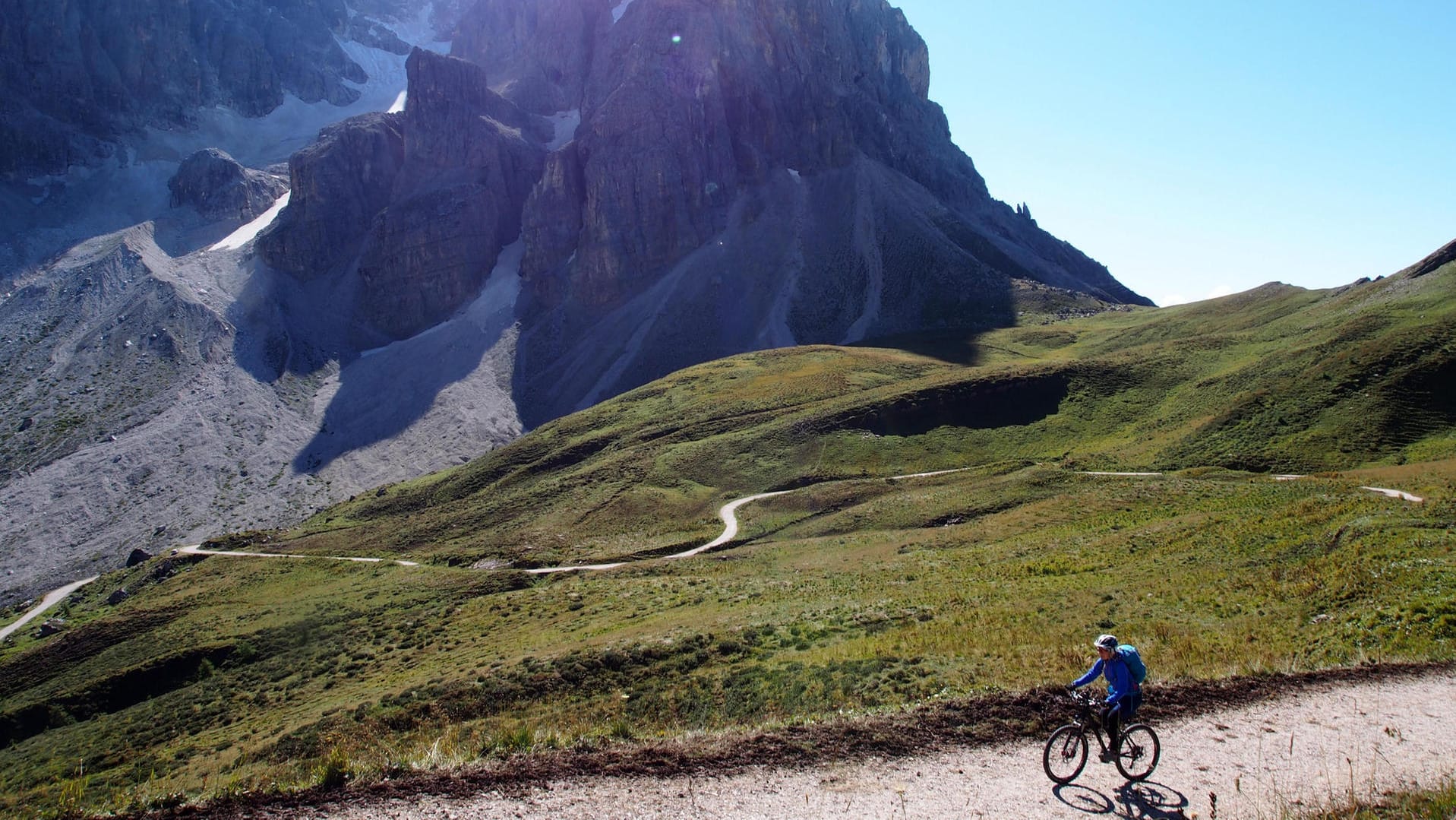 Die Strecke zwischen Innsbruck und dem Lago di Caldonazzo bei Trento am Südrand der Dolomiten wird jeden Tag bestimmt durch ein anderes faszinierendes Panorama als Kulisse.