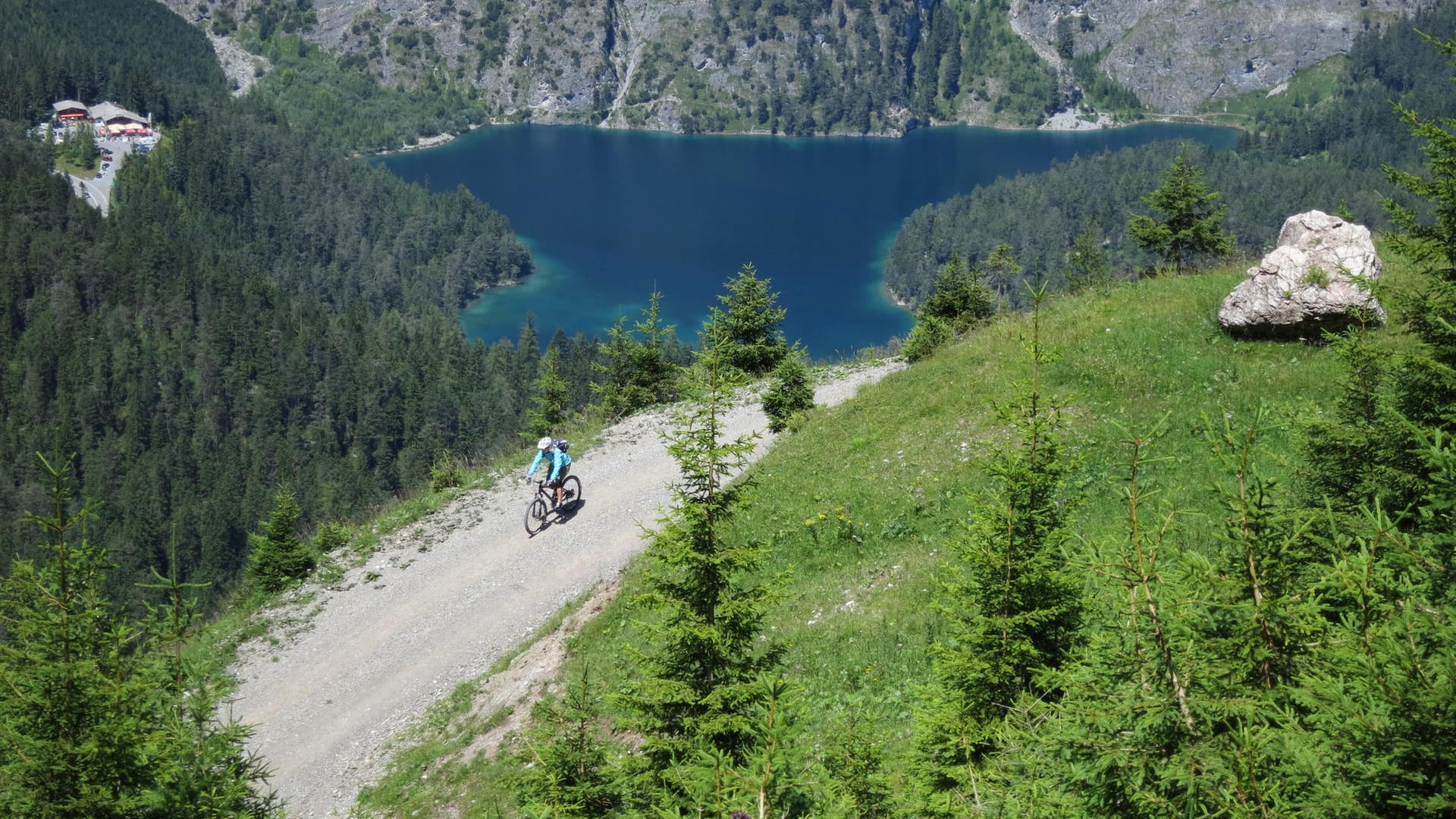 Vom Loisachtal geht es zwischen dem idyllischen Wildsee und Blindsee hinauf zum Fernpass.