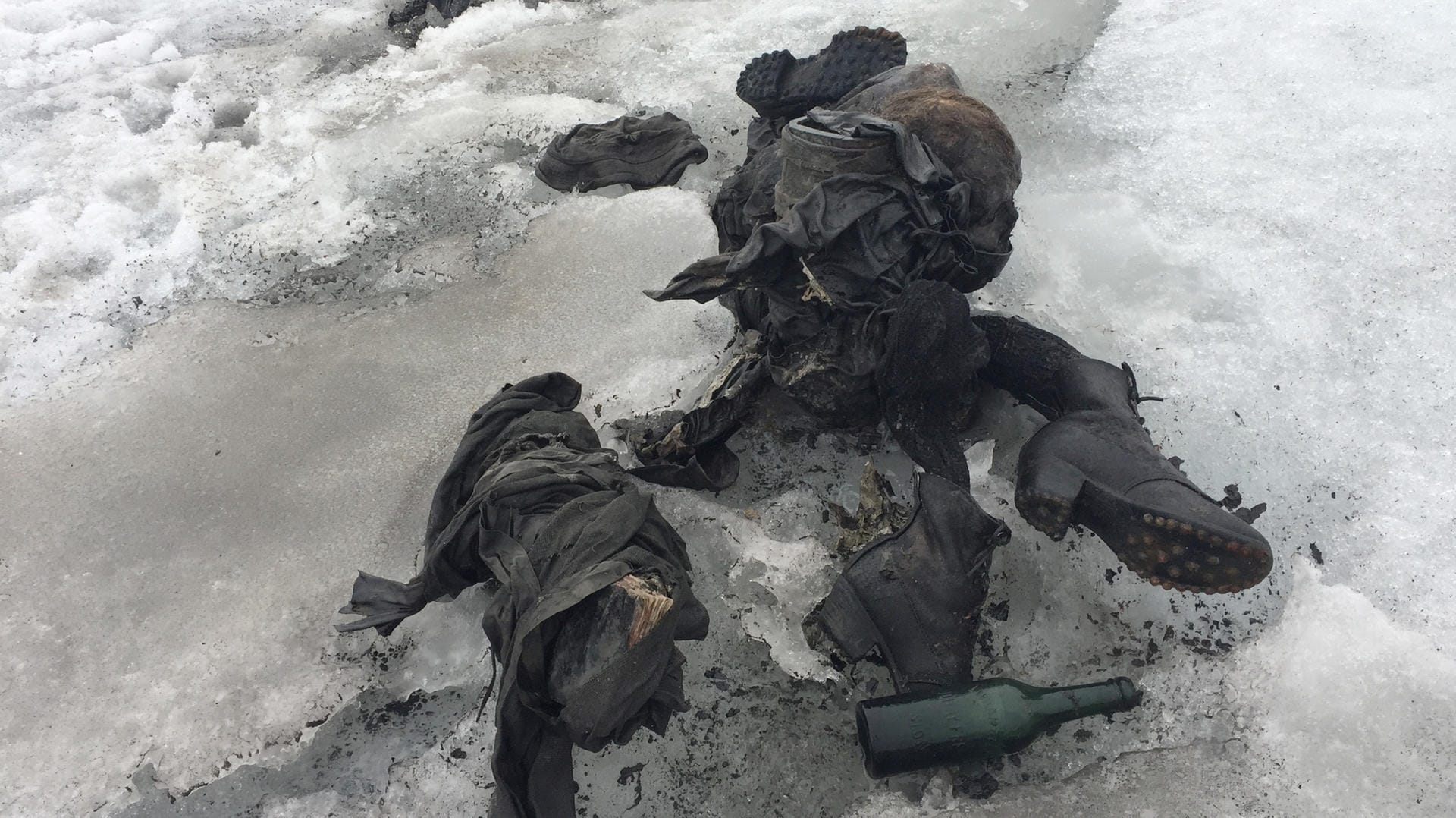 Die zwei Leichen waren vergangene Woche auf dem Tsanfleurongletscher in den Schweizer Alpen gefunden worden. Die zwei Leichen waren vergangene Woche auf dem Tsanfleurongletscher in den Schweizer Alpen gefunden worden.