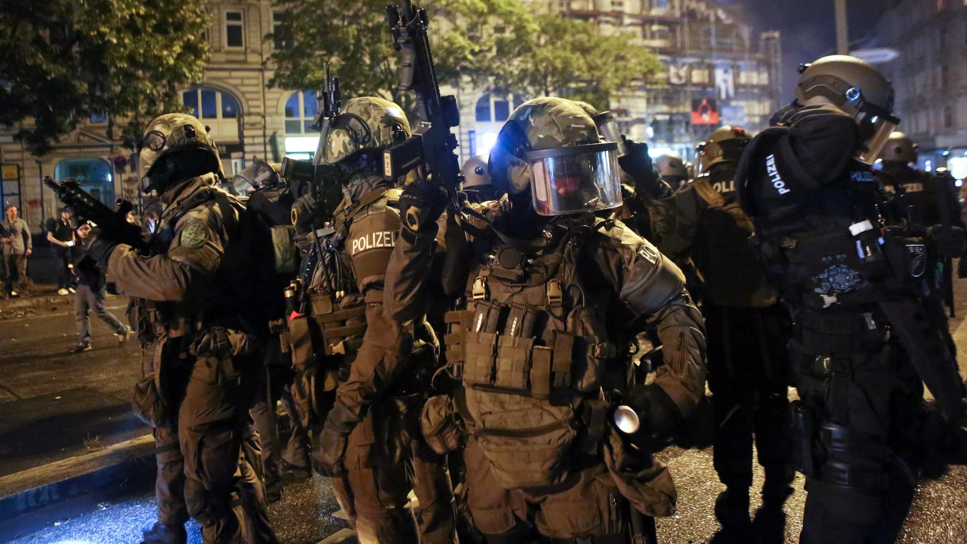 Spezialkräfte der Polizei stehen im Schanzenviertel in Hamburg.