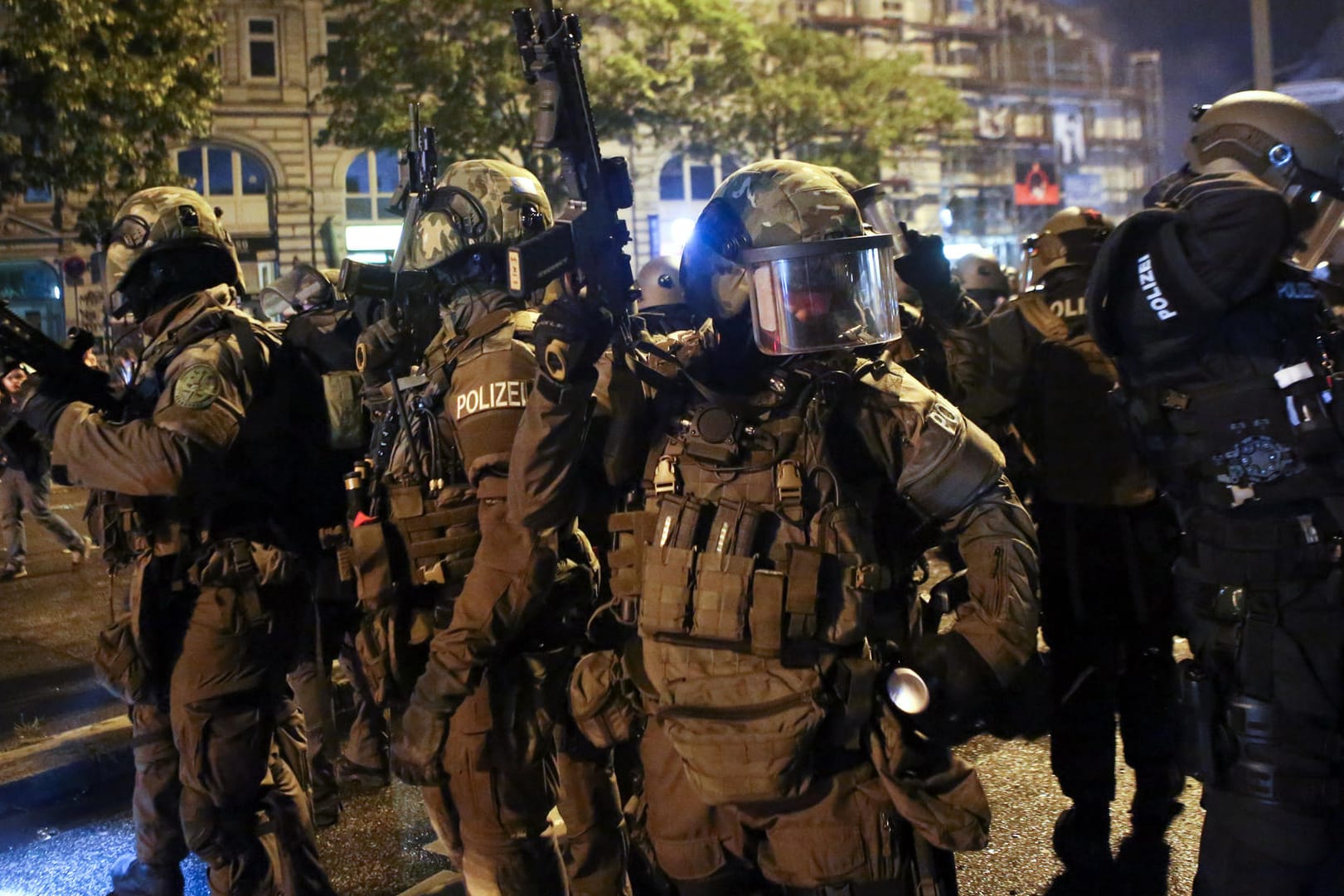 Spezialkräfte der Polizei stehen im Schanzenviertel in Hamburg.