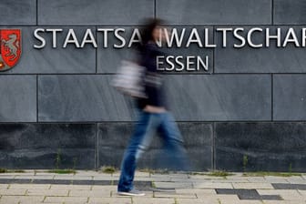 Ein Apotheker soll einigen tausend Krebspatienten zu schwach dosierte Medikamente gegeben und damit Millionen erbeutet haben.