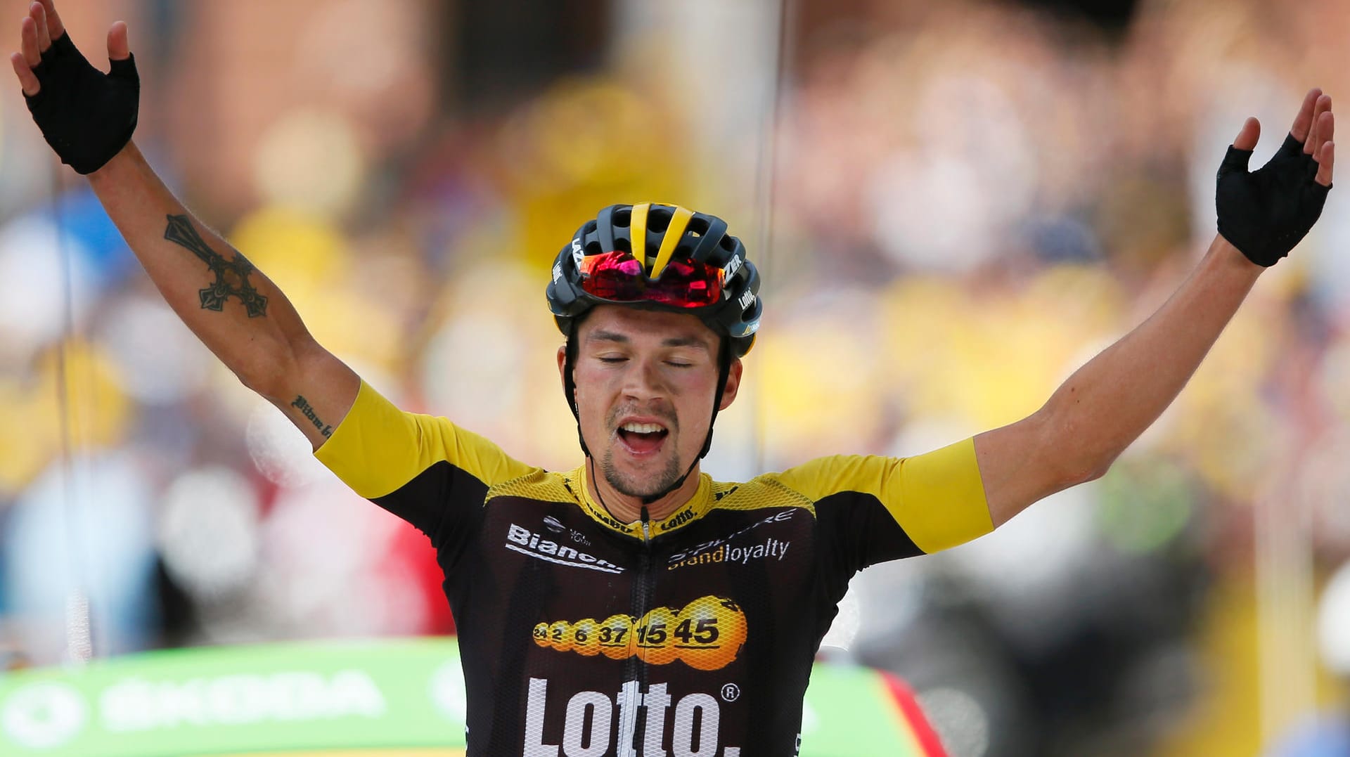 Primoz Roglic bei der Überquerung des Zielstrichs in Serre-Chevalier.