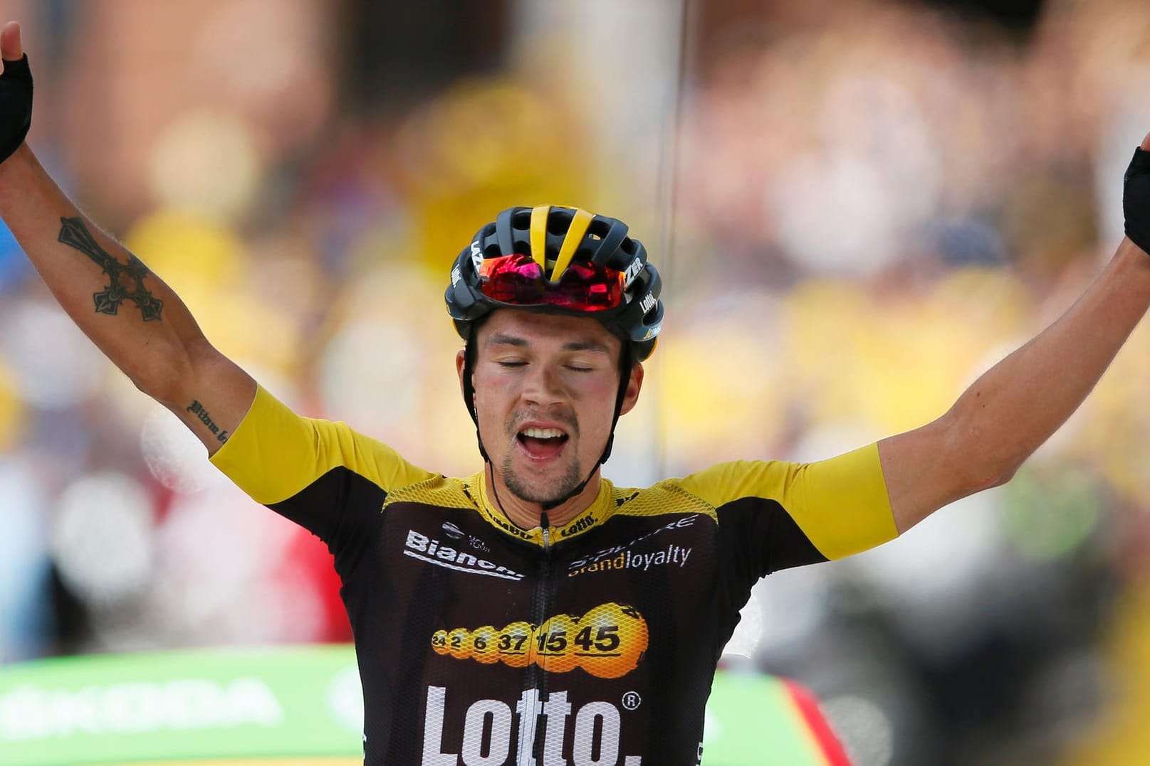 Primoz Roglic bei der Überquerung des Zielstrichs in Serre-Chevalier.