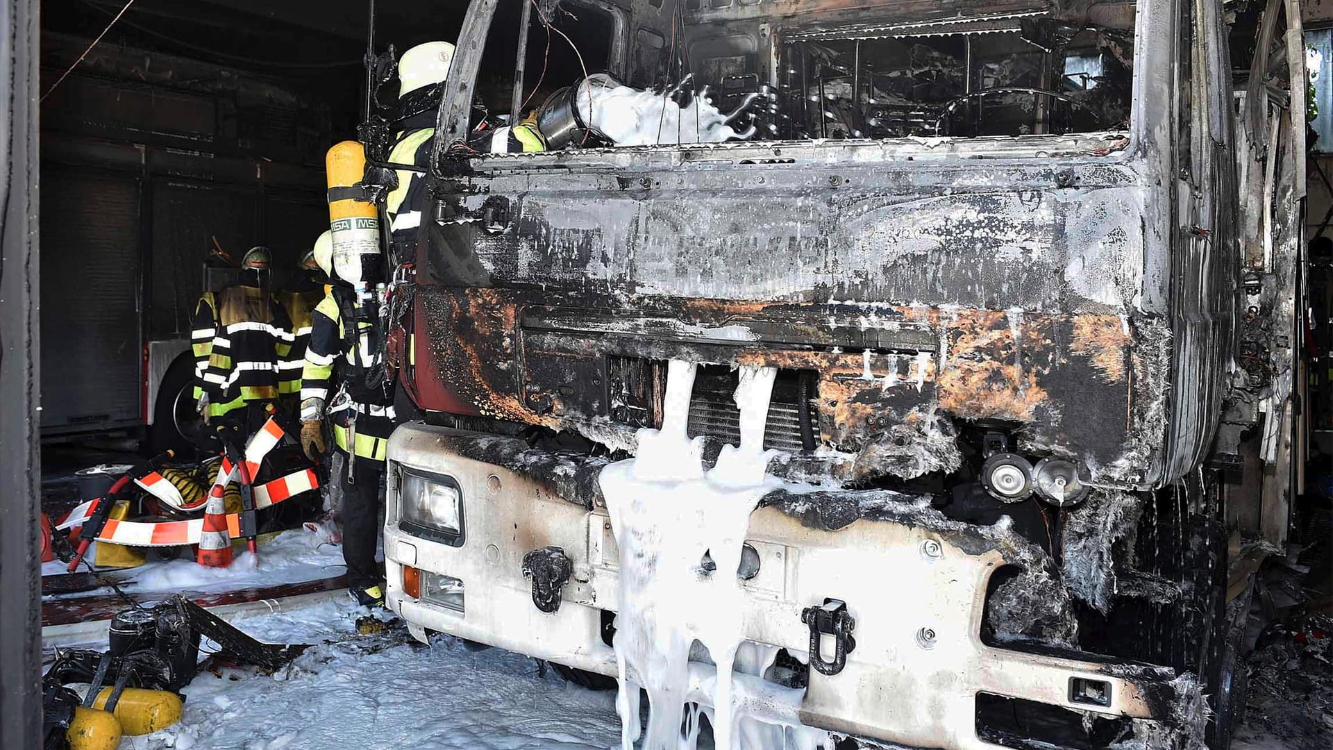 Ein Feuerwehrfahrzeug, das im Gerätehaus stand, ist komplett abgebrannt. Ein Feuerwehrfahrzeug, das im Gerätehaus stand, ist komplett abgebrannt.
