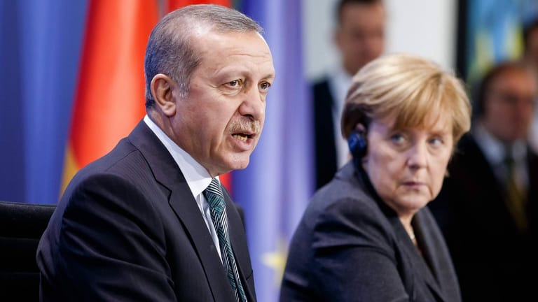 Der türkische Präsident Recep Tayyip Erdogan und Bundeskanzlerin Angela Merkel auf einer Pressekonferenz.