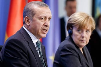 Der türkische Präsident Recep Tayyip Erdogan und Bundeskanzlerin Angela Merkel auf einer Pressekonferenz.