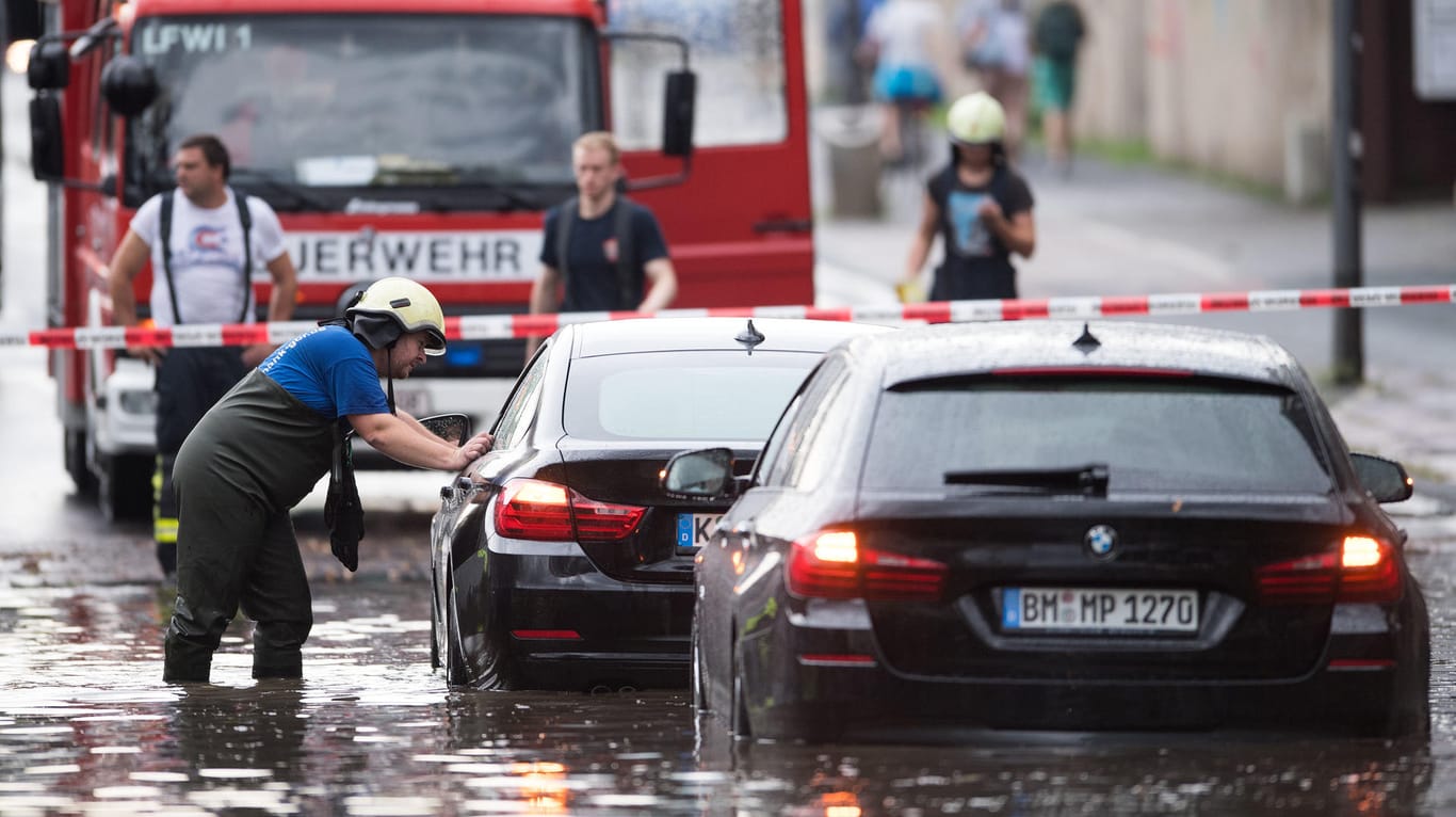 In Teilen Kölns gab es wegen überfluteter Straßen kein Durchkommen her.