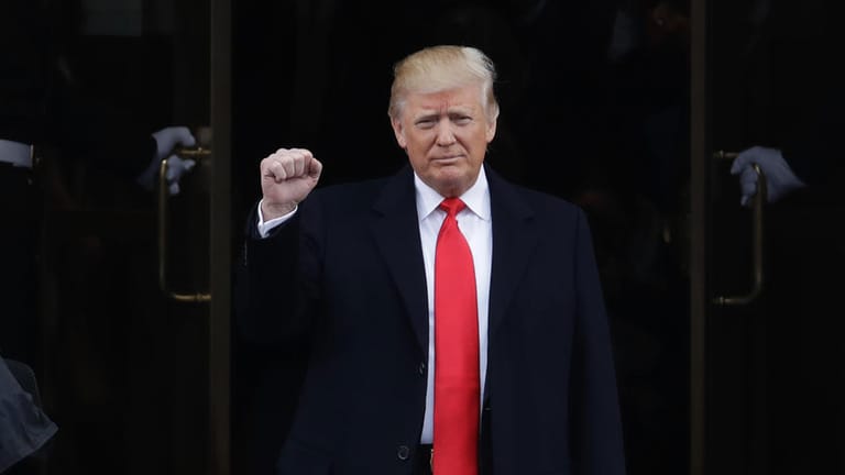 Mit geballter Faust betritt Donald Trump am 20. Januar 2017 zur Amtseinführung die Stufen des Kapitols in Washington.