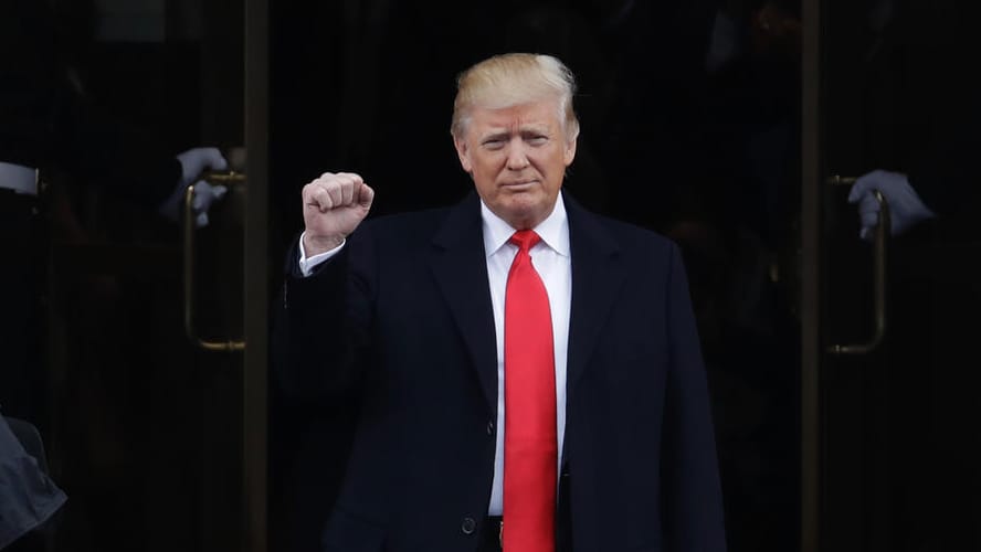 Mit geballter Faust betritt Donald Trump am 20. Januar 2017 zur Amtseinführung die Stufen des Kapitols in Washington. Mit geballter Faust betritt Donald Trump am 20. Januar 2017 zur Amtseinführung die Stufen des Kapitols in Washington.