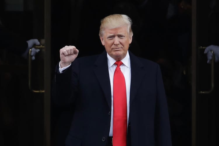 Mit geballter Faust betritt Donald Trump am 20. Januar 2017 zur Amtseinführung die Stufen des Kapitols in Washington.