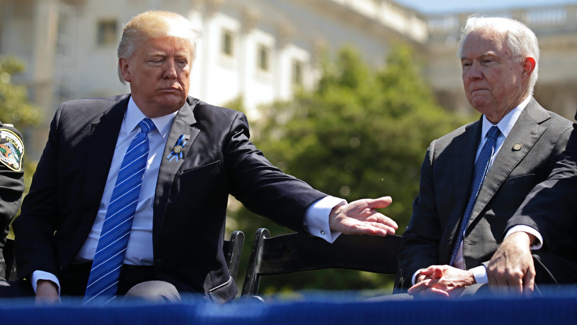 US-Präsident Donald Trump mit Justizminister Jeff Sessions US-Präsident Donald Trump mit Justizminister Jeff Sessions