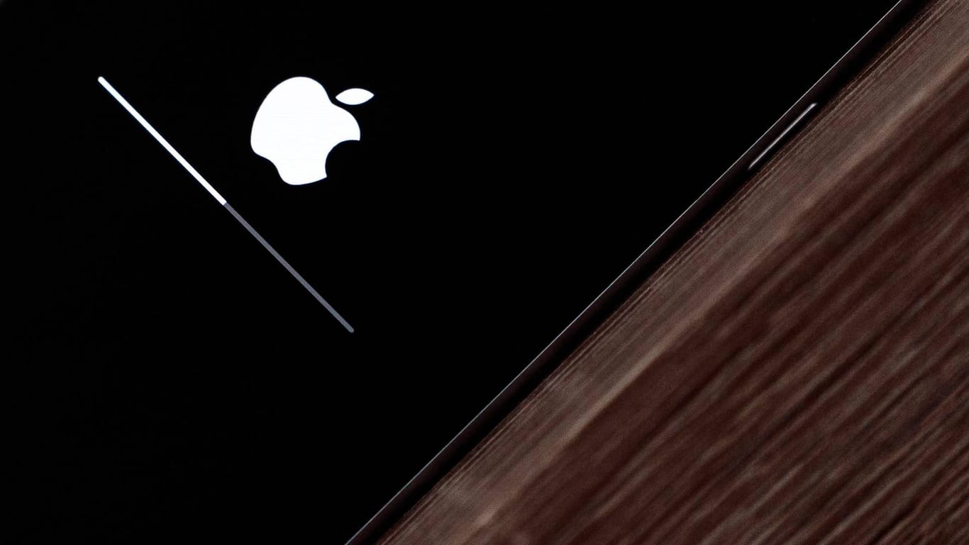System-Update auf einem iPhone: Apple stopft damit Sicherheitslücken.