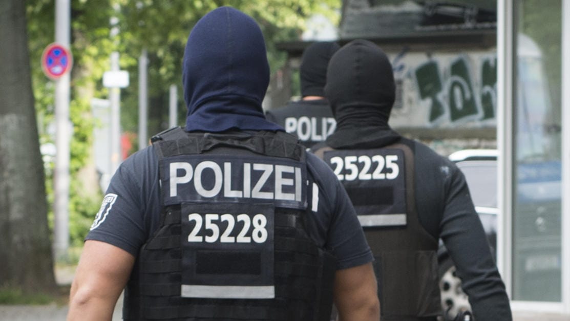 Polizisten durchsuchten Wohnungen im gesamten Bundesgebiet.